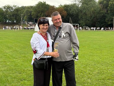 «Гірко» для 130 пар: у Кам'янці створили 410-метровий весільний рушник