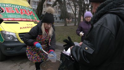 Безплатні гарячі обіди для нужденних з 6 грудня роздають в центрі Рівного Безплатні гарячі обіди для нужденних з 6 грудня роздають в центрі Рівного