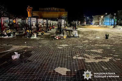 Судили жінку, яка перекинула портрети загиблих військових в центрі Рівного Судили жінку, яка перекинула портрети загиблих військових в центрі Рівного