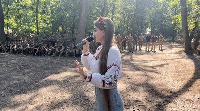 "Дрони кружляли під час виступу": історія співачки з Одещини, яка проводить концерти на фронті "Дрони кружляли під час виступу": історія співачки з Одещини, яка проводить концерти на фронті