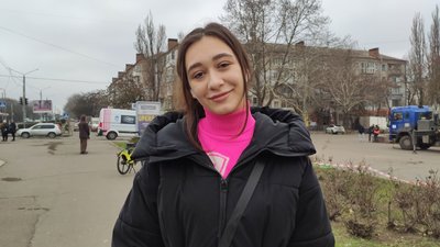 Місцева жителька Яна Місцева жителька Яна