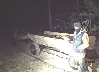 Бурштин досі миють: у поліції показали як вилучають на Рівненщині мотопомпи Бурштин досі миють: у поліції показали як вилучають на Рівненщині мотопомпи