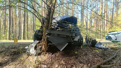 Травмувалися водійка та двоє неповнолітніх дітей: на Чернігівщині авто зіткнулося з деревом Травмувалися водійка та двоє неповнолітніх дітей: на Чернігівщині авто зіткнулося з деревом