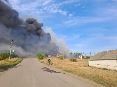 Пожежа внаслідок удару КАБами по сільгосппідприємству, Великобурлуцька громада, Харківська область, 28 серпня 2024 року Пожежа внаслідок удару КАБами по сільгосппідприємству, Великобурлуцька громада, Харківська область, 28 серпня 2024 року