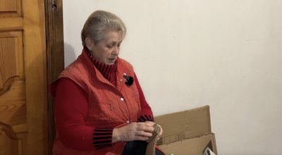 Надія у підʼїзді багатоквартирного будинку робить окопні свічки Надія у підʼїзді багатоквартирного будинку робить окопні свічки