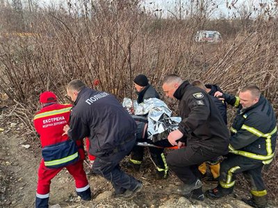 У місті Хуст двоє чоловіків провалились у воду: один вибрався, але не зміг самостійно витягнути товариша У місті Хуст двоє чоловіків провалились у воду: один вибрався, але не зміг самостійно витягнути товариша