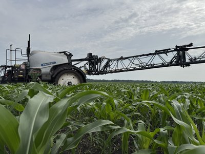 "Шахеди над головою літають, ракети ": як працюють аграрії на прикордонні Сумщини "Шахеди над головою літають, ракети ": як працюють аграрії на прикордонні Сумщини