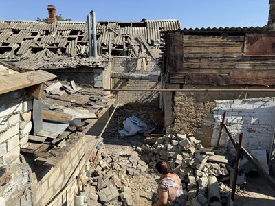 "Снаряд залетів у підвал й не розірвався". Херсонці розповіли про наслідки російських ударів "Снаряд залетів у підвал й не розірвався". Херсонці розповіли про наслідки російських ударів