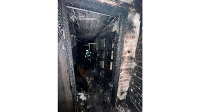 Пожежа будинку у Чернігові: евакуювали 25 мешканців багатоповерхівки через займання Пожежа будинку у Чернігові: евакуювали 25 мешканців багатоповерхівки через займання