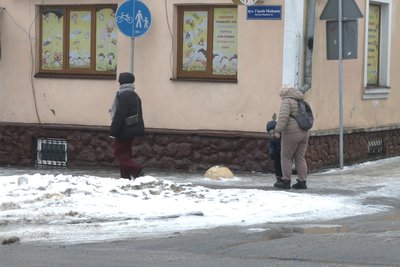 Ожеледиця на тротуарах вулиці Героїв Майдану у Чернівцях Ожеледиця на тротуарах вулиці Героїв Майдану у Чернівцях