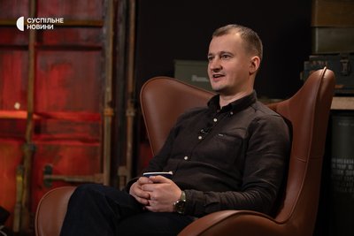 Керівник фонду допомоги армії "Повернись живим" Тарас Чмут під час інтервʼю Суспільному, Київ, 20 листопада 2025 року Керівник фонду допомоги армії "Повернись живим" Тарас Чмут під час інтервʼю Суспільному, Київ, 20 листопада 2025 року