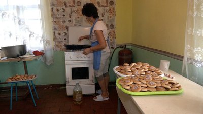 "Чим можемо, тим і допомагаємо фронту": на Вінниччині господині готують смаколики для оборонців "Чим можемо, тим і допомагаємо фронту": на Вінниччині господині готують смаколики для оборонців