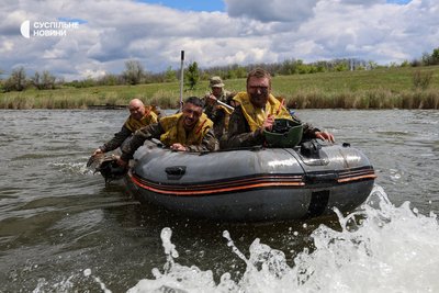 Бійці 505-го окремого батальйону під час проходження "смуги морпіха" у човні пливуть на позицію, де мають висадитись і закріпитись Бійці 505-го окремого батальйону під час проходження "смуги морпіха" у човні пливуть на позицію, де мають висадитись і закріпитись