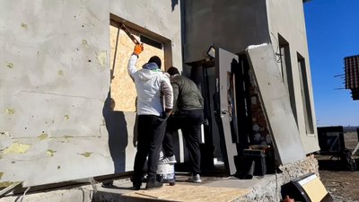 Місцеві жителі ліквідовують наслідки "шахедної" атаки Місцеві жителі ліквідовують наслідки "шахедної" атаки