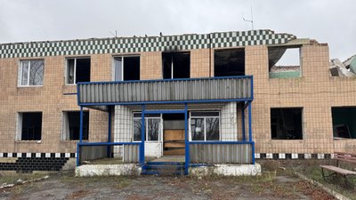 Зруйнована внаслідок обстрілу адмінбудівля Весела Гора Новодонецька громада Донецька область 11 листопада 2025 рік Зруйнована внаслідок обстрілу адмінбудівля Весела Гора Новодонецька громада Донецька область 11 листопада 2025 рік