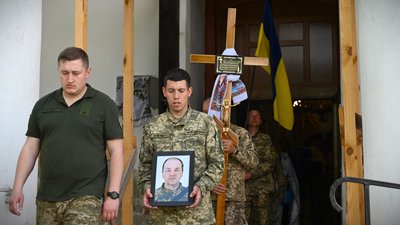 На Чернігівщині поховали військових Василя Вертюченка, Владислава Добрелю та Сергія Гурбика На Чернігівщині поховали військових Василя Вертюченка, Владислава Добрелю та Сергія Гурбика