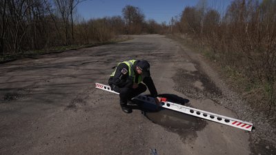 Вибоїни глибиною 13 см при максимально допустимих чотирьох: патрульна поліція перевіряє стан доріг на Чернігівщині Вибоїни глибиною 13 см при максимально допустимих чотирьох: патрульна поліція перевіряє стан доріг на Чернігівщині