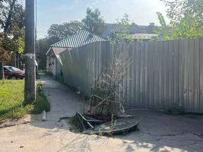 У Житомирі на вулиці Домбровського жителі скаржаться на відкритий люк: коли відремонтують У Житомирі на вулиці Домбровського жителі скаржаться на відкритий люк: коли відремонтують