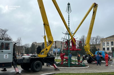 В Ізмаїлі почали монтувати новорічну ялинку: фото В Ізмаїлі почали монтувати новорічну ялинку: фото