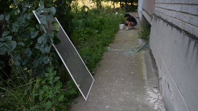 Уламок у дитяче ліжко і вибиті шибки в будинках: війська РФ вночі атакували Суми Уламок у дитяче ліжко і вибиті шибки в будинках: війська РФ вночі атакували Суми
