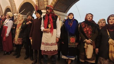 Учасники "Київської Коляди" виконують щедрівки у метро "Золоті ворота" Учасники "Київської Коляди" виконують щедрівки у метро "Золоті ворота"
