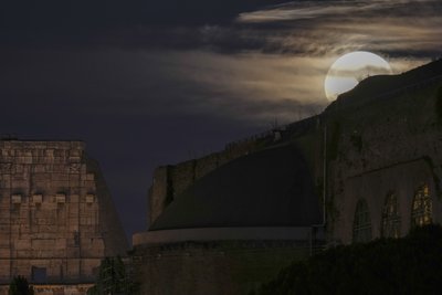 Супермісяць над Колізеєм фото Супермісяць над Колізеєм фото