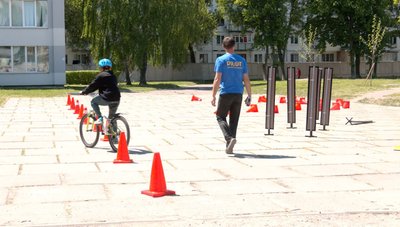 Безпечне водіння для школярів: у Черкасах дітей вчать вправлятися з велосипедом Безпечне водіння для школярів: у Черкасах дітей вчать вправлятися з велосипедом