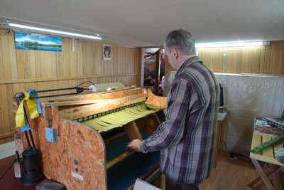 Тисячі вузликів щодня: як херсонець створив команду, яка плете сітки для фронту Тисячі вузликів щодня: як херсонець створив команду, яка плете сітки для фронту
