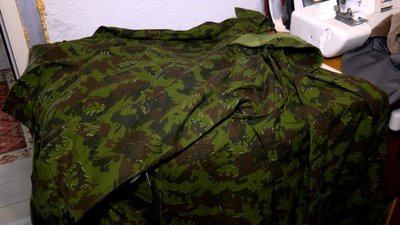 "Я не можу, щоб не допомогти". 85-річна швея із Вінниччини шиє жилети та маскувальні костюми на фронт "Я не можу, щоб не допомогти". 85-річна швея із Вінниччини шиє жилети та маскувальні костюми на фронт
