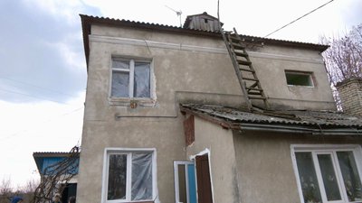 будинок, вибиті вікна будинок, вибиті вікна