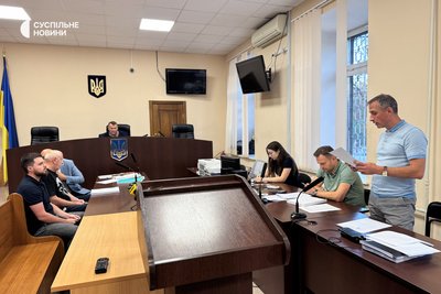 Прокурор Cергій Павлик (праворуч) під час розгляду клопотання прокуратури про продовження арешту Сентябру Магамедрасулову (праворуч) у Печерському райсуді Києва, 11 вересня 2025 року. Справу веде суддя Олег Білоцерківець (на фото в центрі)