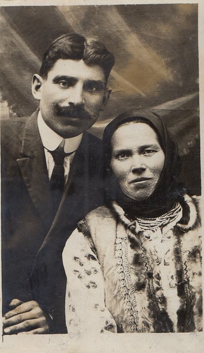 Марія Гордичюк 1886 року нароздення та її син. Село Ставчани 1920 рік