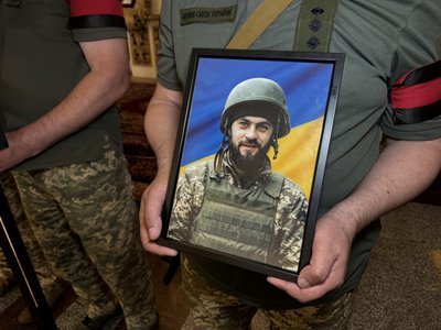 У Полтаві 5 червня попрощалися із солдатами Сергієм Блошенком та Валерієм Сабарнею, які загинули на фронті У Полтаві 5 червня попрощалися із солдатами Сергієм Блошенком та Валерієм Сабарнею, які загинули на фронті