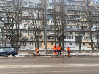 Вода зійшла, деякі авто примерзли: на столичній Борщагівці усувають наслідки аварії на водогоні Вода зійшла, деякі авто примерзли: на столичній Борщагівці усувають наслідки аварії на водогоні