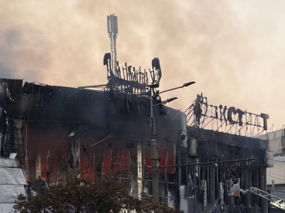 Росія атакувала ТЦ на Перемозі у Дніпрі: зайнялася пожежа, є поранені. Репортаж з місця обстрілу Росія атакувала ТЦ на Перемозі у Дніпрі: зайнялася пожежа, є поранені. Репортаж з місця обстрілу