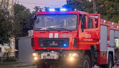 Автомобіль ДСНС, залучений до ліквідації пожежі Автомобіль ДСНС, залучений до ліквідації пожежі