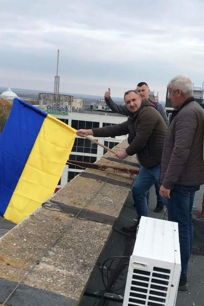 Херсон, прапор на будівлі міськради Херсон, прапор на будівлі міськради