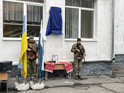 У Полтаві відкрили меморіальну дошку військовослужбовцю ЗСУ Сергію Задираці У Полтаві відкрили меморіальну дошку військовослужбовцю ЗСУ Сергію Задираці