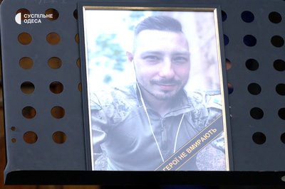 "Мертвих бачу частіше, ніж живих": в Одесі поховали начмеда батальйону, який загинув під Бахмутом "Мертвих бачу частіше, ніж живих": в Одесі поховали начмеда батальйону, який загинув під Бахмутом