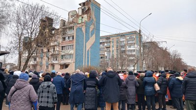 зруйнований будинок, панахида на вулиці Стуса зруйнований будинок, панахида на вулиці Стуса