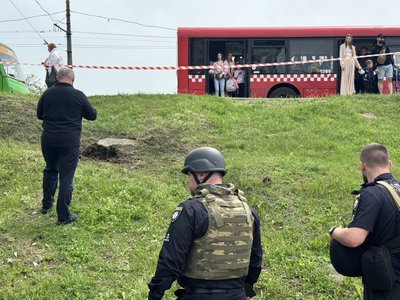 Росіяни поцілили безпілотником неподалік від автобусної зупинки у Харкові: що відомо Росіяни поцілили безпілотником неподалік від автобусної зупинки у Харкові: що відомо