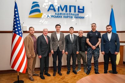 Кіт Келлог відвідав Одеський порт: говорили про безпеку судноплавства та інвестиції Кіт Келлог відвідав Одеський порт: говорили про безпеку судноплавства та інвестиції