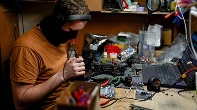 Лабораторія дронів бригади "Азов" Донецька область 19 квітня 2025 рік Лабораторія дронів бригади "Азов" Донецька область 19 квітня 2025 рік