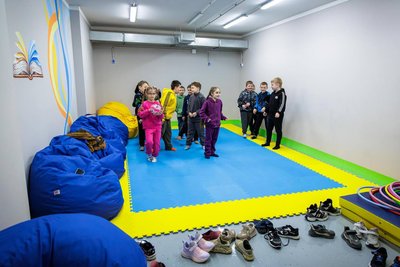 Діти на уроці фізкультури в укритті в Чугуєві Діти на уроці фізкультури в укритті в Чугуєві