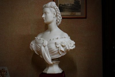 Мармурова скульптура 1862 року, яку створив французький скульптор Жан Олександр Жозеф Фальг'єр Мармурова скульптура 1862 року, яку створив французький скульптор Жан Олександр Жозеф Фальг'єр