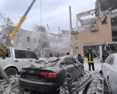 Ракетний удар по готелю Кривого Рогу: що відбувається на місці події Ракетний удар по готелю Кривого Рогу: що відбувається на місці події