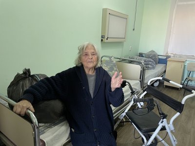 "Ще помру в дорозі, краще вдома". Історія 87-річної херсонки, яка понад рік одна жила в "червоній зоні" "Ще помру в дорозі, краще вдома". Історія 87-річної херсонки, яка понад рік одна жила в "червоній зоні"