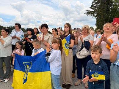 На Тернопільщині зустріли звільненого з полону військового На Тернопільщині зустріли звільненого з полону військового