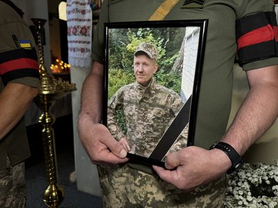 У Полтаві прощаються з трьома загиблими захисниками У Полтаві прощаються з трьома загиблими захисниками