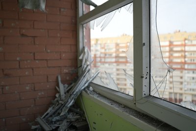 Мінус 14 надворі й 0° у квартирі: історія переселенки після удару дрона по Сумах Мінус 14 надворі й 0° у квартирі: історія переселенки після удару дрона по Сумах